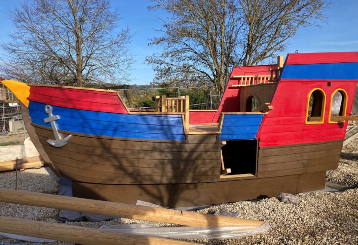 Dieses XXL-Schiff steht nun im Garten des Kindergartens in Kirchröttenbach.