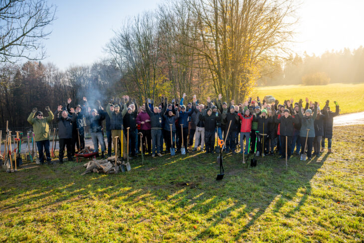 Führungskräfte der noris network AG pflanzten bei Morsbrunn Bäume.