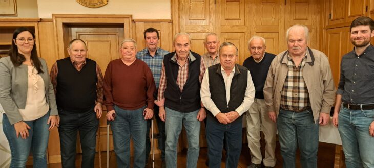 Die beiden Vorsitzenden Eva-Maria Leuteritz (links) und Marco Pfann (rechts) ehrten die Gründungsmitglieder des Feuerwehrvereins Kleedorf (v. l.): Konrad Leykamm, Werner Meier, Friedrich Müller, Georg Seitz, Heinrich Bodendörfer, Helmut List, Erich Loos und Werner Sperber.