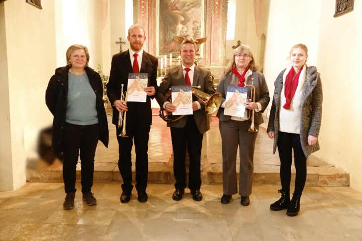 Ausgezeichnete Blechbläser in Engelthal. Unser Foto zeigt (von links) Ingrid Leykauf (Posaunenchorbezirksteam Hersbruck), Axel Sauer, Günther Brückner, Christine Reichel und Daniela Seibold, Chorobfrau.