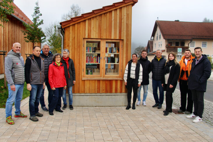 Über die Ergänzung des Bushäuschens mit dem Bücherschrank freuten sich Helmut Maul (Elektro Maul), Werner Renner (Schreinerei Renner), Gerhard Pirner (Megatec), 2. Bürgermeisterin Lydia Zahner, Helga Kohl (Initiatorin), Laura Miszka und Timo Bielesch (Kirwaverein), Gemeinderat Christoph Miszka, Silke Meyer (Bauamt), Zimmermeister Thomas Mutzbauer sowie Bürgermeister Roman Berr (von links).