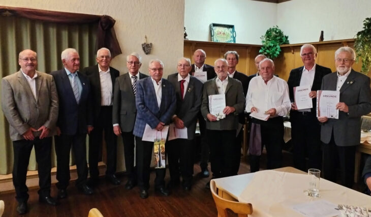 Unser Bild zeigt die geehrten Sänger mit Heinrich Bodendörfer, Chorleiter Wolfgang Pöhner und den beiden Vorsitzenden Kurt Stief und Hans Brunner.