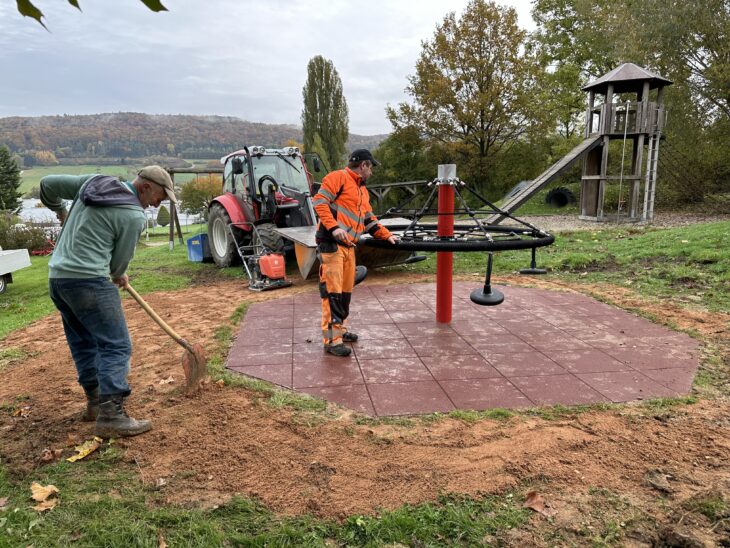 Das Bild zeigt Altbürgermeister Georg Rauh und Claus Freiberger vom gemeindlichen Bauhof beim Feinschliff zur Fertigstellung.