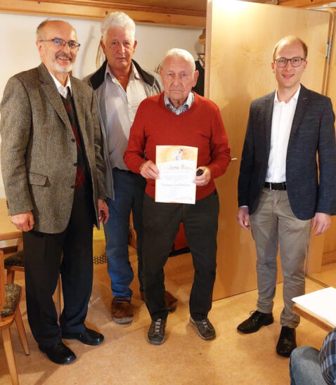 Helmut Lochmüller erhielt mit der Goldenen Biene die höchste Auszeichnung der Bayerischen Imkervereinigung. Unser Bild zeigt von links Georg Scharrer (2. Vorsitzender des Zeidlervereins), Martin Kempter (Vorsitzender BIV), Helmut Lochmüller und Daniel Häußler (Vorsitzender des Zeidlervereins).