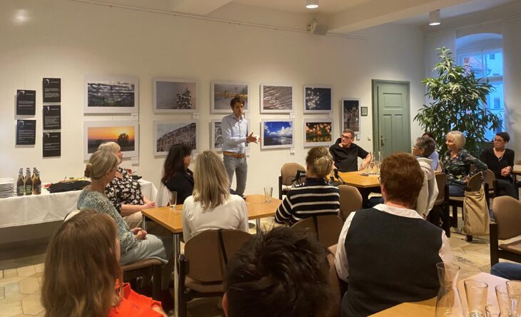 Felix Steffan, der neue Leiter der VHS Hersbrucker Schweiz (Mitte), nutzte das Treffen im Stadthaus auch dazu, sich den Dozenten der Erwachsenenbildungseinrichtung vorzustellen.