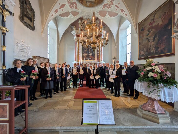 Nach dem feierlichen Gottesdienst traf man sich noch bei einem kleinen Umtrunk mit den Gottesdienstbesuchern.