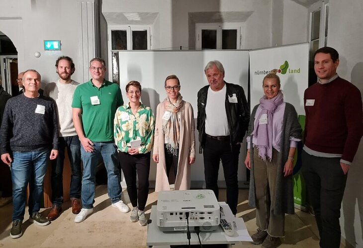 Stehen ein für ihre Ideen: Das Foto zeigt die Pitcher eingerahmt von Frank Richartz (links), Wirtschaftsförderung Nürnberger Land und Philipp Ankowski (rechts), Wirtschaftsförderer des Marktes Feucht.