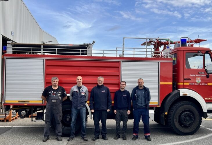 Wieder einsatzbereit: Schweißer Gregor Olejnik (v.l.n.r.), Schweißtechniker Jochen Englert, Feuerwehrkommandant Oliver Heinecke, Feuerwehr-Gerätewart Michael Reiser und Vorarbeiter Reiner Braunschläger vor dem reparierten Löschfahrzeug