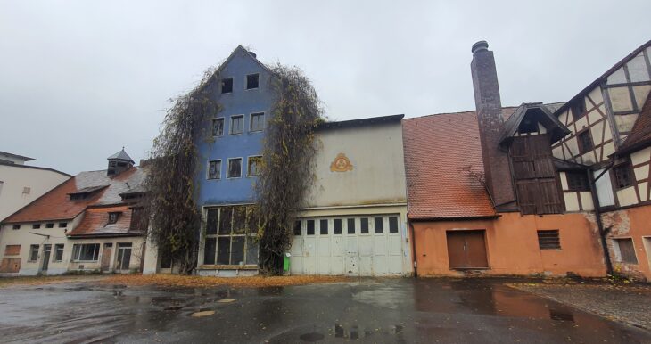 Der Hof des Kronenbräu-Areals: Anfang der 2000er Jahre stellte die Ottensooser Brauerei die Tätigkeit ein.