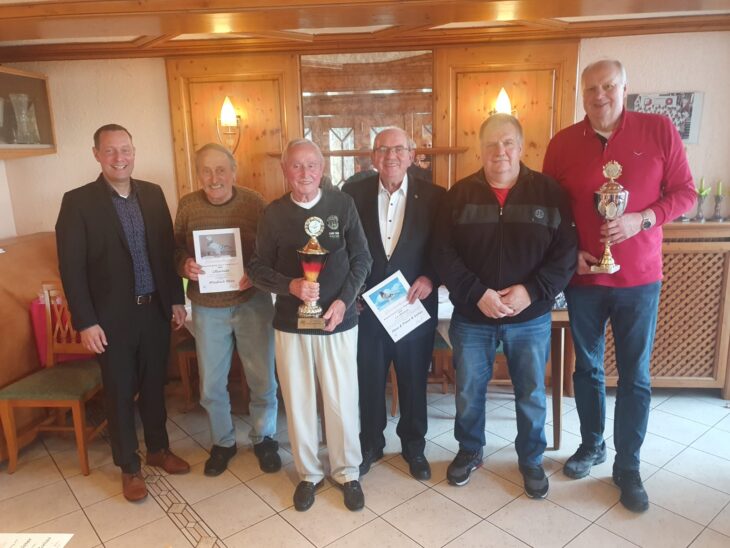 Auf dem Foto sind Landrat Armin Kroder (links) und die erfolgreichen Züchter zu sehen.