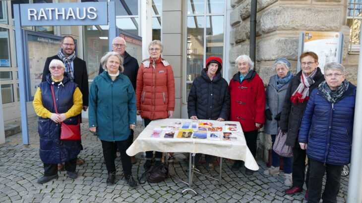 Am Stand vor dem Rathaus in Schnaittach standen: hintere Reihe v. . Bürgermeister Pitterlein, Caritasaufsichtsratsvorsitzender Würker und Stv. Vorsitzende des Vereins „Notruf für Frauen und Kinder“ Weiß-Bywaletz.