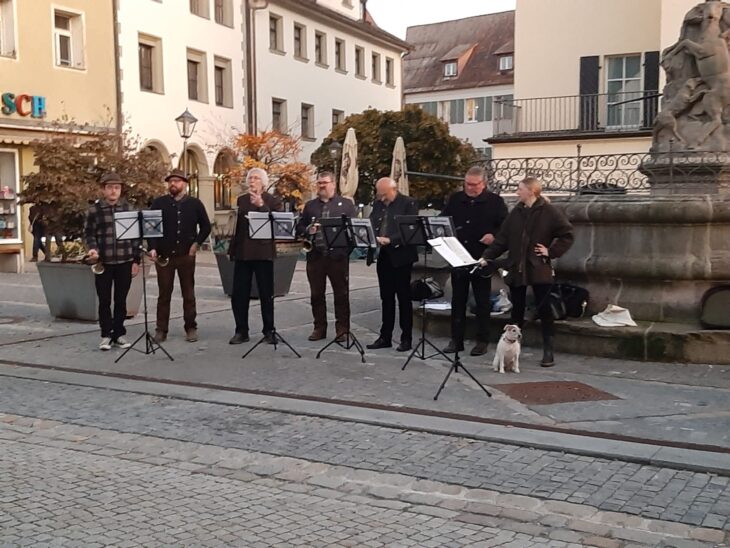Die Bläsergruppe des JJV Hersbruck gab ein Standkonzert am Hirschbrunnen.