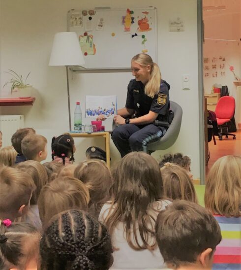 Polizeioberwachtmeisterin Emma Übelacker begeisterte die Kinder mit ihren Geschichten über die beste Spürnase der Stadt und einen Schatz im Meer.