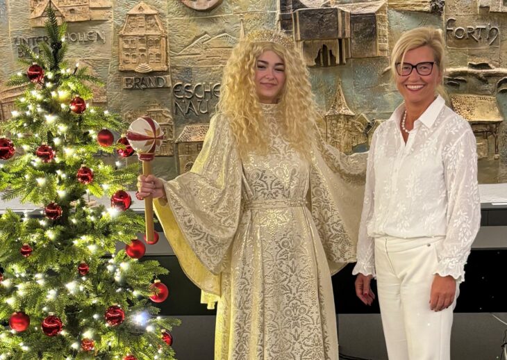 Das neue Eckentaler Christkind Kerstin Süsser mit Bürgermeisterin Ilse Dölle.