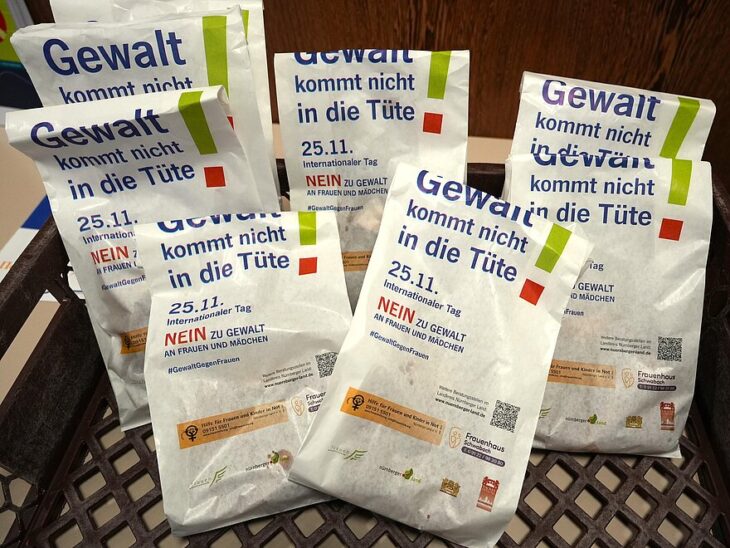 Auf den Papiertüten finden sich Adressen, wo Menschen Hilfe finden, denen Gewalt angetan wird.