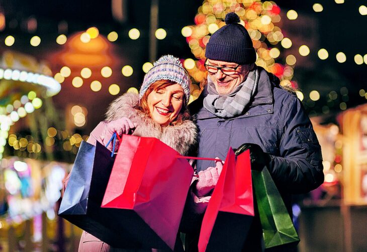 Der bayerische Einzelhandel geht hoffnungsvoll ins Weihnachtsgeschäft. Die Weihnachtsmärkte spielen dabei eine essenzielle Rolle. Foto: AdobeStock #287429526