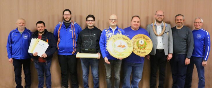 Das Bild zeigt (v. links) Ehrenschützenmeister Werner Löhner, Jubilar Dominik Hader, Bogenschützenvizekönig Daniel Winter, Bogenschützenkönig Jakob Güttinger, Schützenkönig Luftgewehr Stefan Schmidt, Schützenkönig Pistole Martin Löhner, Luftgewehrvizekönig Tobias Greisinger, Bürgermeister Markus Gleißenberg und Schützenmeister Dietmar Faltermeier.