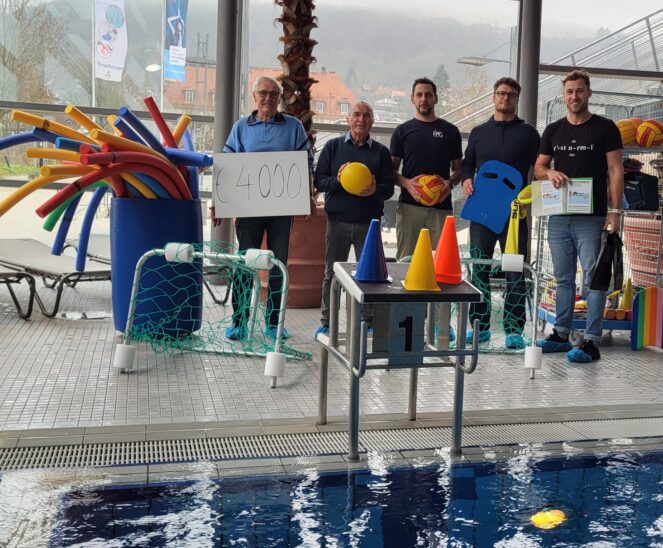 Der Schwimmverein hat an Schulen und Wasserwacht 4000 Euro an Spenden übergeben.