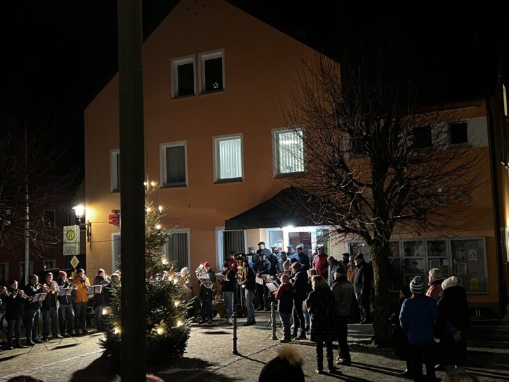 Die Chöre bei ihren Darbietungen vor dem Rathaus.