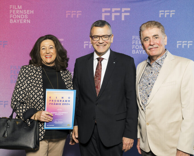 Antje und Reinhard Bezold bei der Prämienverleihung in Nürnberg, zusammen mit Minister Herrmann (in der Mitte).
