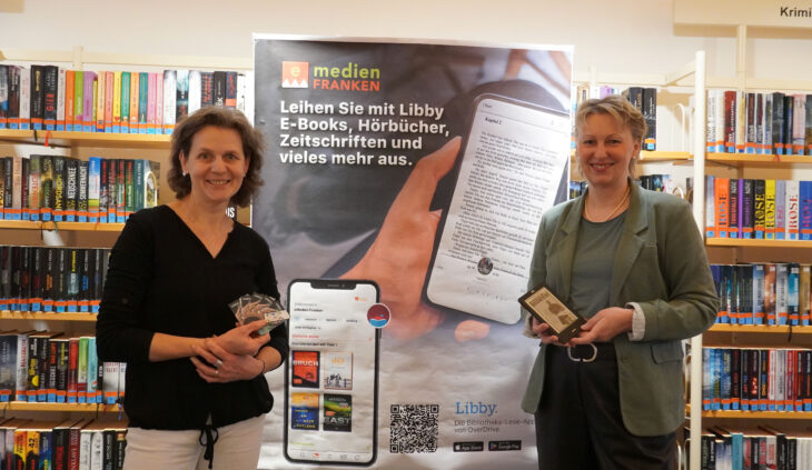 Die Leiterin der Gemeindebücherei Feucht Antje Fritzsche und Leiterin der Gemeindebücherei Schwarzenbruck Monika Eibl präsentieren OverDrive und Libby.