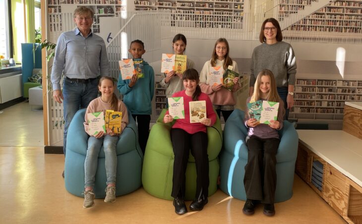 Anna-Lena Buchner (vorne Mitte) wurde Schulsiegerin im Vorlesewettbewerb des CJT-Gymnasiums. Das Foto zeigt sie mit den Klassensiegern sowie der Organisatorin des Vorlesewettbewerbs, Andrea Gebhardt und Schulleiter Wolf Kraus.