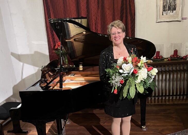 Pianistin Denette Whitter im Roten Saal auf Schloss Henfenfeld.