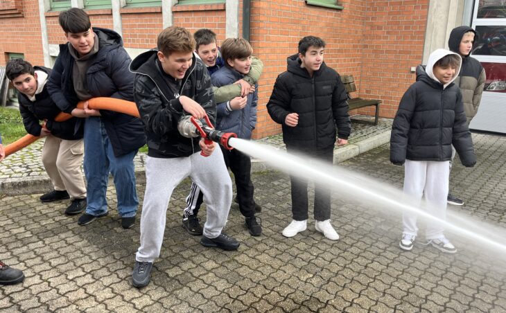 Großen Spaß machte den Siebtklässlern das Zielspritzen auf dem Gelände der Röthenbacher Feuerwehr.
