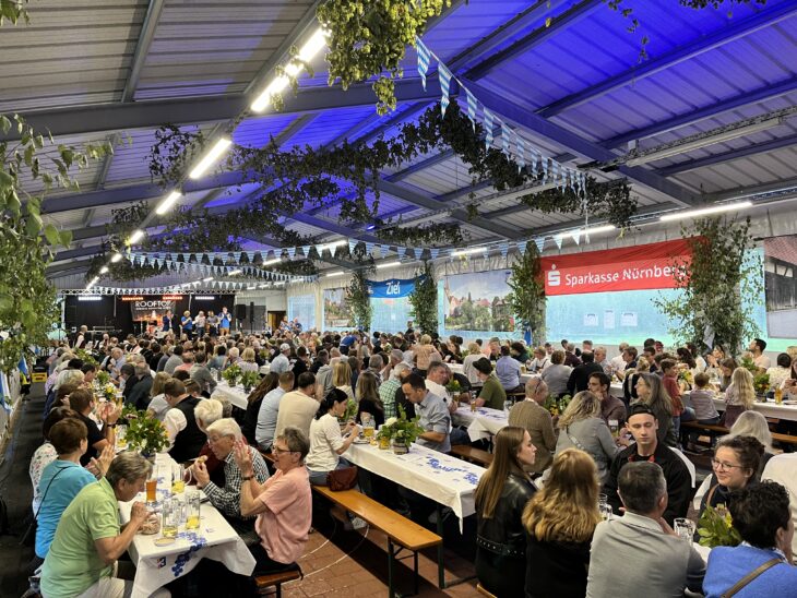 Das erste Veldener Oktoberfest füllt die Stockhalle bis auf den letzten Platz.