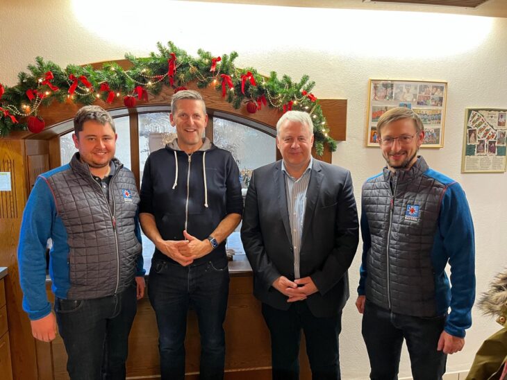 Johannes Grötsch (Bereitschaftsleiter Bergwacht Sulzbach-Rosenberg), Roman Berr (Bürgermeister Etzelwang), Richard Reisinger (Landrat Amberg-Sulzbach) und Christian Kaula (stellvertretender Bereitschaftsleiter Bergwacht Sulzbach-Rosenberg, v. links).