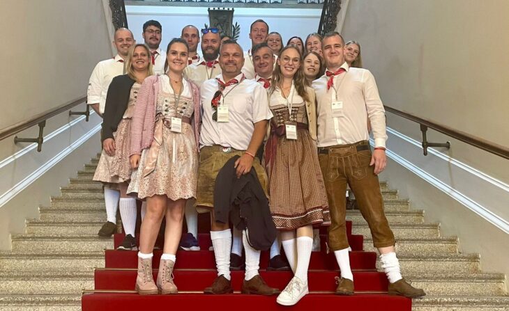 Zünftig gekleidet reisten die Rückersdorfer Kirwamadla und - boum nach Müchen zu Markus Söder.