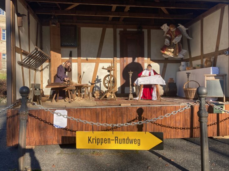 Auf diesem Bild ist an der großen Dorfkrippe noch nicht so viel zu sehen. Nach und nach werden dort aber Figuren hinzugefügt oder ausgetauscht.