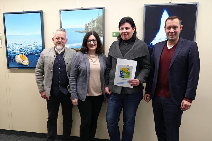 Landrat Armin Kroder (rechts) übergibt die Umweltpakt-Urkunde an Judith Oesterle, Barbara Oesterle und Markus Böhm (von links).