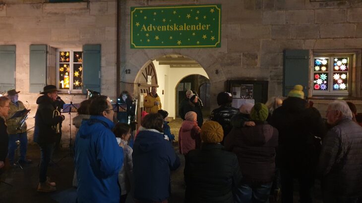 Jedes Jahr im Advent werden die Fenster des Kantorats in Leinburg dekoriert. Allabendlich versammeln sich Menschen, um feierlich ein neues Fenster des XXL-Adventskalenders zu öffnen.