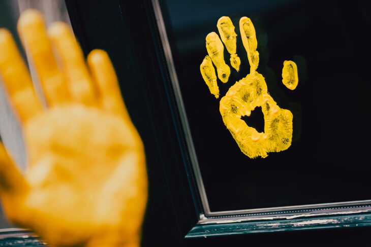 Gelbe Hand, hier mit Herz: Dieses Zeichen steht für Toleranz und gegen Diskriminierung. Dahinter steckt der Wettbewerb „Gelbe Hand“, bei dem sich Azubis aus dem Nürnberger Land mit kreativen Ideen gegen Rechts bewerben können.