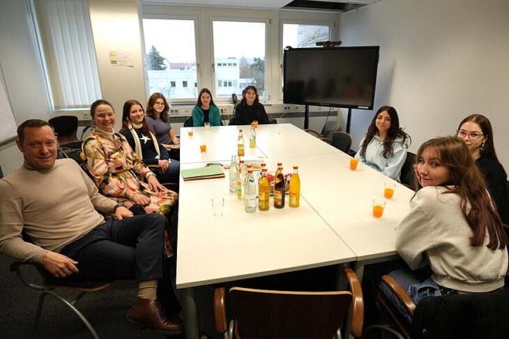 Sieben Schülerinnen kommen mit Landrat Armin Kroder (l.) in Kontakt. Organisiert wurde der Tag von der Gleichstellungsbeauftragten Anja Wirkner. Foto: Landratsamt Nürnberger Land