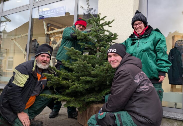 Warten auf den Schmuck: Auch vor dem Geschäft „Engelhardt & Walter“ haben die Mitarbeiter der Lebenshilfe am Donnerstag einen noch „nackten“ Weihnachtsbaum aufgestellt.