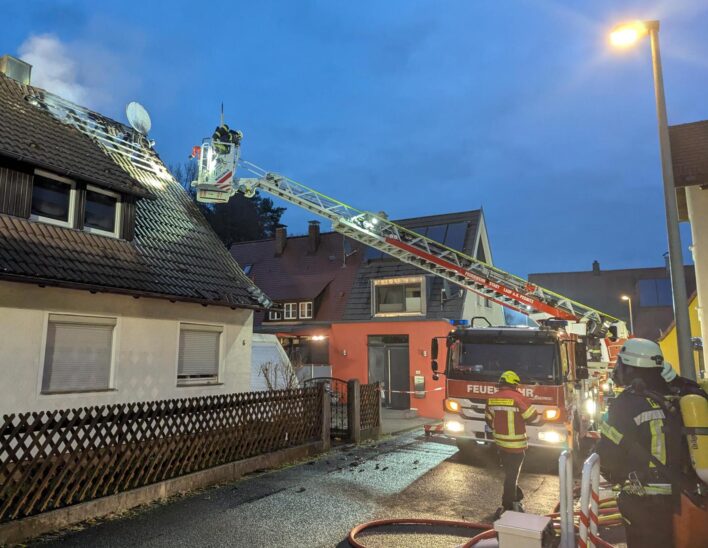 Die Feuerwehr entfernte Ziegel, um den Brand löschen zu können. Für die Dauer der Arbeiten war der Hirschenrangen für den Verkehr gesperrt.