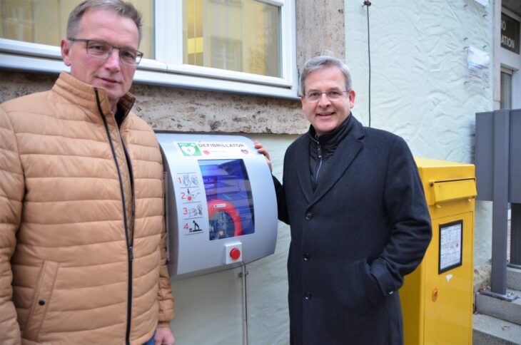 Peter Uschalt (links) und Robert Ilg freuen sich über die Spende einer Hersbruckerin, die diesen Defi ermöglicht.