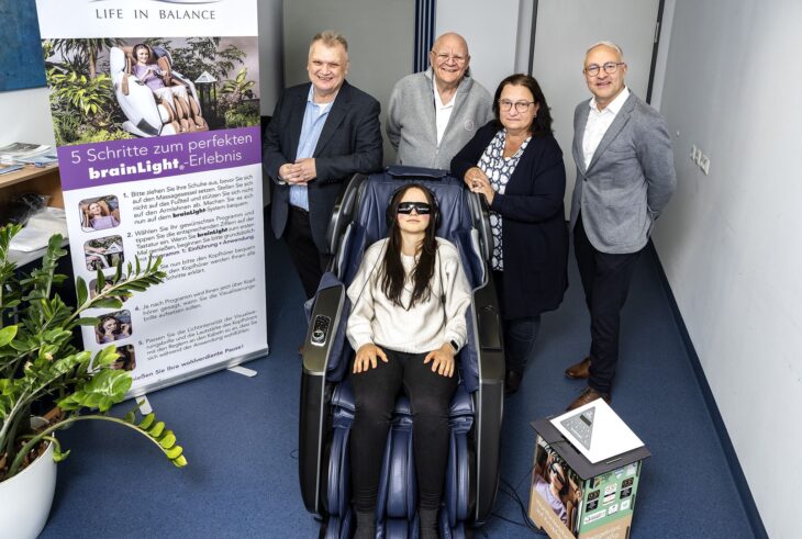 Das Laufer Krankenhaus hat einen Massagesessel für seine Mitarbeiter angeschafft. Brille auf, Musik an, Augen zu – und schon kann die kleine Entspannungspause beginnen. Der Förderverein des Krankenhauses unterstützt damit ein Projekt des betrieblichen Gesundheitsmanagements. Mitarbeiter können ab sofort ihre Pausen auf dem Sessel verbringen und so Kraft tanken für den Schichtdienst. „Rückenschmerzen sind ein Volksleiden – besonders betroffen sind Beschäftigte in der Pflege“, heißt es vom Klinikum Nürnberg zum Hintergrund. Studien zufolge litten zwei von drei Pflegekräften regelmäßig an Schmerzen im Bewegungsapparat. „Prophylaxe wird bei uns großgeschrieben. Wir möchten das Arbeiten für unsere Beschäftigten so  gesundheitsverträglich wie möglich gestalten und haben deshalb parallel zum Klinikum Nürnberg ein betriebliches Gesundheitsmanagement in unserer Unternehmensstruktur verankert“, sagt Marco Zipfel, Geschäftsführer der Krankenhäuser Nürnberger Land. Dank einiger Spenden, unter anderem aus der Mitarbeiterschaft, sowie einer großzügigen Hilfe durch den Förderverein wurde der Kauf des Sessels möglich. Der Massagesessel ist ein Alleskönner. Es gibt verschiedene Programme, mit Musik und Lichteffekten, autogenem Training und Übungen zur Achtsamkeit. Ob zehn, 15 oder 20 Minuten, kleine Auszeiten helfen durch den anstrengenden Arbeitstag.