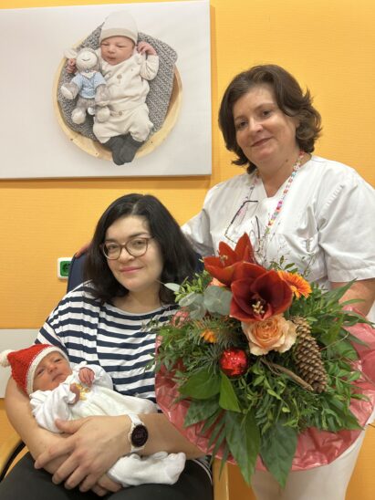 Weihnachtsbaby mit passender Mütze: Leo mit Mama Katrin und Zita Mutter-Balint, Krankenschwester auf der Laufer Wochenstation.