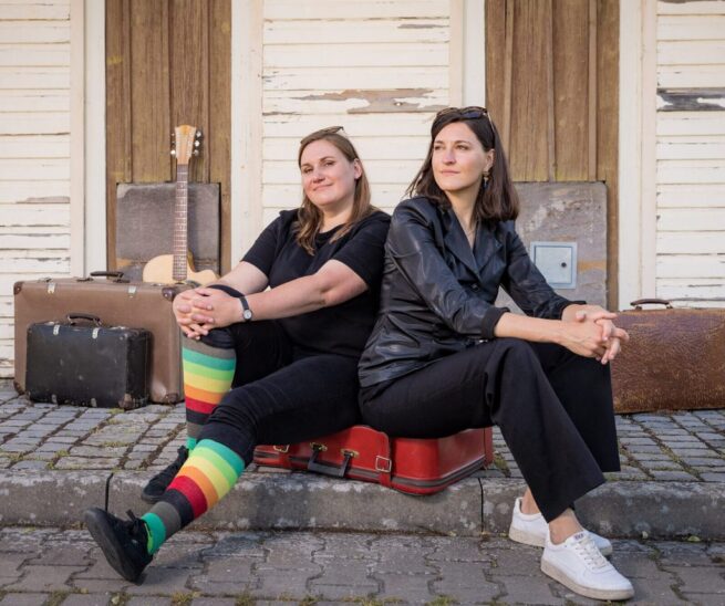 Julia Fischer (rechts) und Karin Rabhansl kommen als Fischer & Rabe nach Feucht.