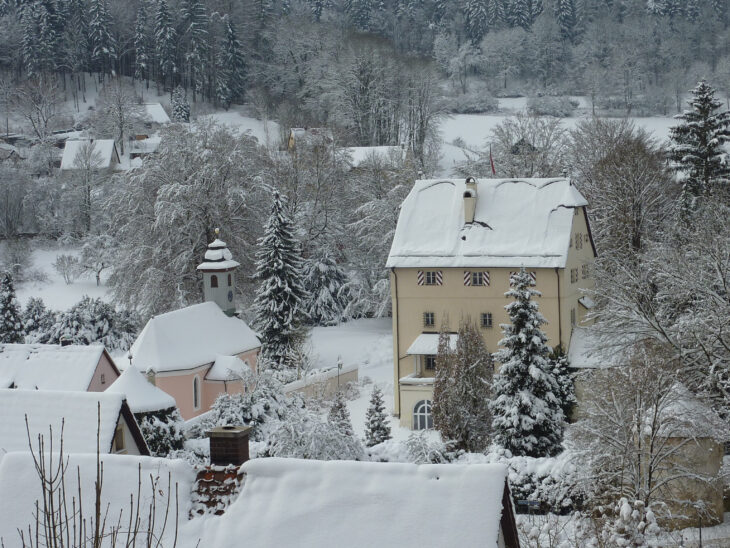Schloss und Kirche Artelshofen zeigen sich ganz winterlich, ob das auch zum Weihnachtsmarkt der Fall sein wird?
