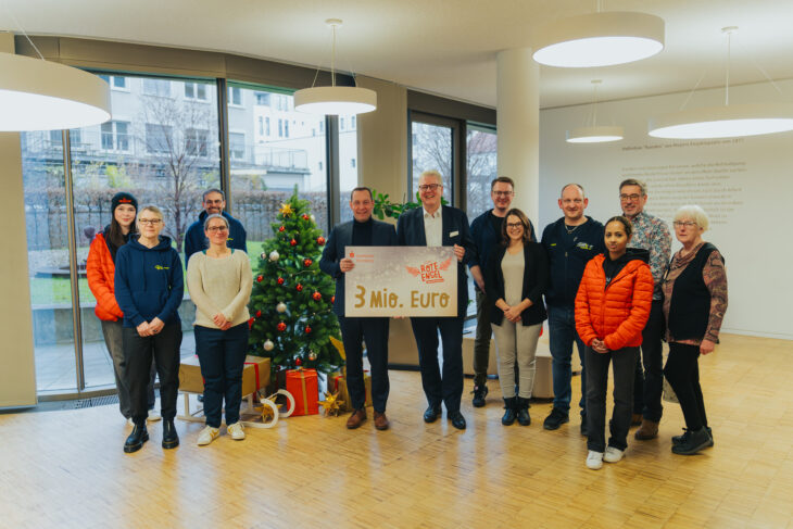 Landrat Armin Kroder und Matthias Everding, Vorstandsvorsitzender der Sparkasse Nürnberg, freuen sich mit den Projektvertretern und den Roten Engeln über die Spendenbereitschaft.