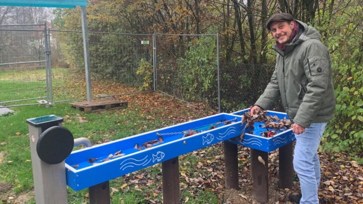 Statt Wasser sammeln sich inzwischen die Blätter im neuen Wasserspielgerät des Fachbereichs Autismus in Hersbruck. Im Sommer pumpen die Bewohnerinnen und Bewohner dann frisches Wasser in die Becken und genießen die Abkühlung.