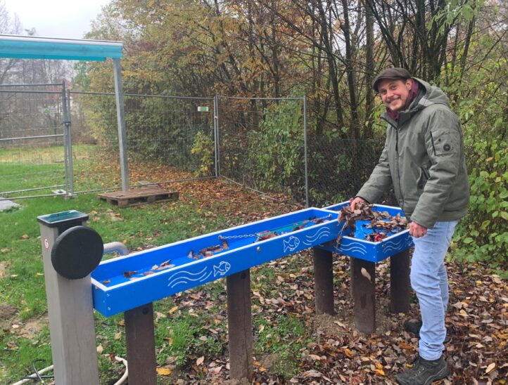 Statt Wasser sammeln sich inzwischen die Blätter im neuen Wasserspielgerät des Fachbereichs Autismus in Hersbruck. Im Sommer pumpen die Bewohner frisches Wasser in die Becken und genießen die Abkühlung. Rechts im Bild Simon Held, stellvertretender Leiter des Fachbereichs Autismus in Hersbruck.
