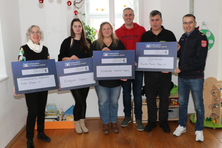 Strahlende Gesichter bei Kerstin Süß, Elterninitiative krebskranker Kinder, Talló Viktória Renáta, Kita „am Hoslkorb“, Ulrike Smetana-Hahn, Kinderkrippe „Kükennest“, Stefan Buchner, Frank Wölfel und Thomas Loos von der Feuerwehr Happurg.