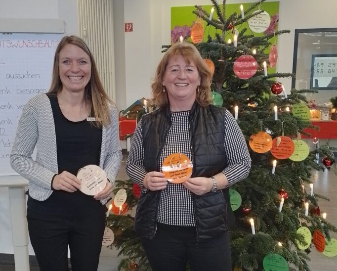 Daniela Taubmann, Filialleitung Sparkasse Röthenbach, und Michaela Sachse, Mehrgenerationenhaus, freuen sich auch 2024 auf Wunscherfüller.