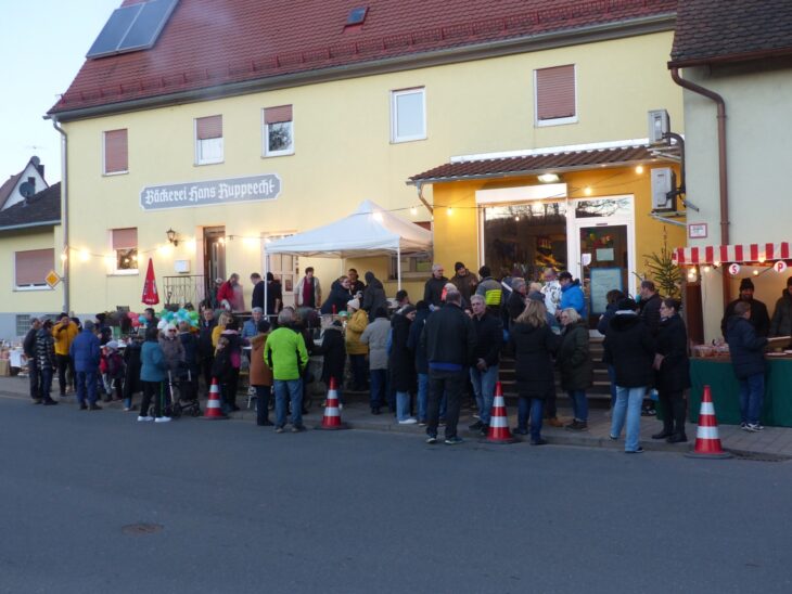 Zahlreiche Gäste waren zu Erika Herrleins Weihnachtsmarkt vor ihrem Laden in Engelthal gekommen.