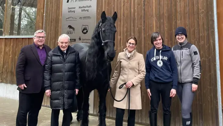 Das Foto zeigt (v. links) Gerhard John, Hans-Peter Schmidt, Therapiepferd Elvis, der sofort mit Professor Susanne Pfeiffer-Schmidt flirtete, Kristian Késkés, stellvertretender Werkstattratsvorsitzender und Stallhelfer, und Reitanlagenchefin Lena Floerke.